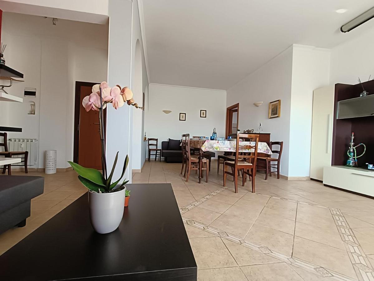 Avellini - Delightful And Spacious Apartment With Terrace - Near Metro A Cornelia Rome Buitenkant foto